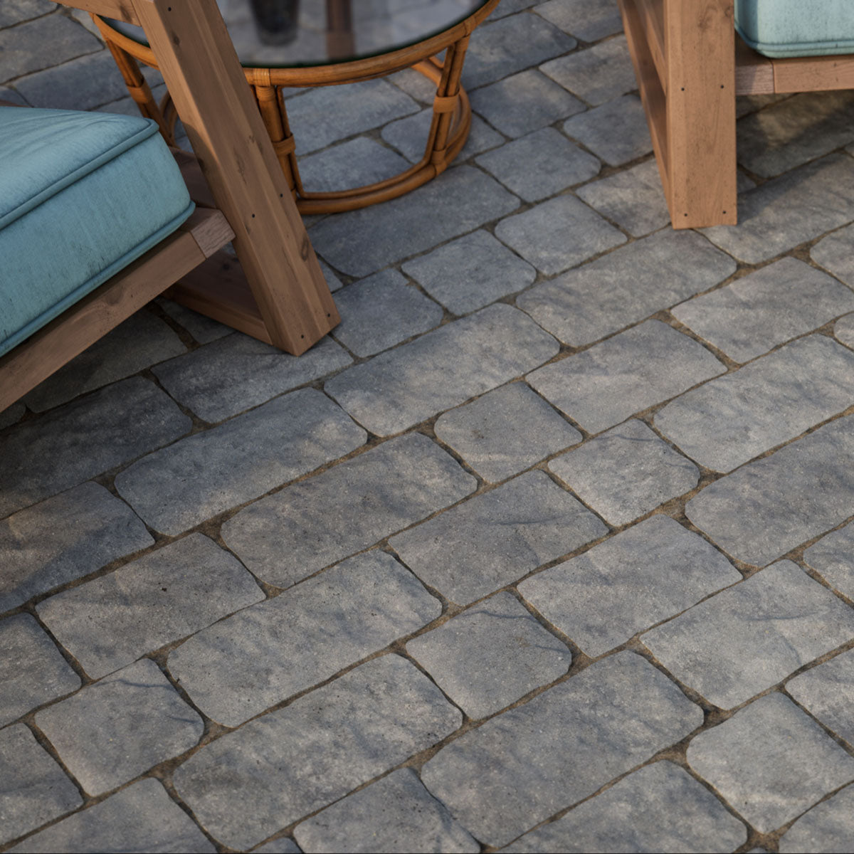 Walkway with a cobble paver design