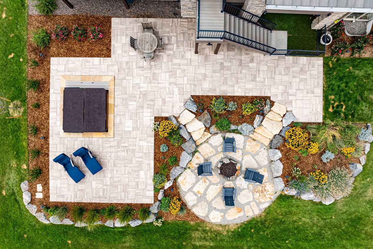 Grand Discover pavers in the colour enlighten. Light and modern patio with different layers.