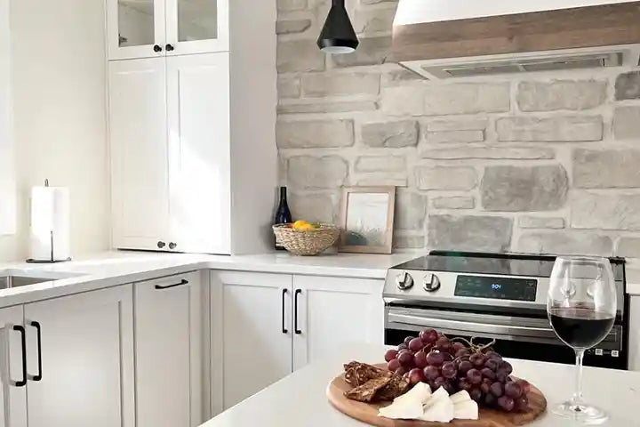 Modern kitchen backsplash made with Cobblestone Veneer in the colour Everest from the Royal Stone Veneer Collection.