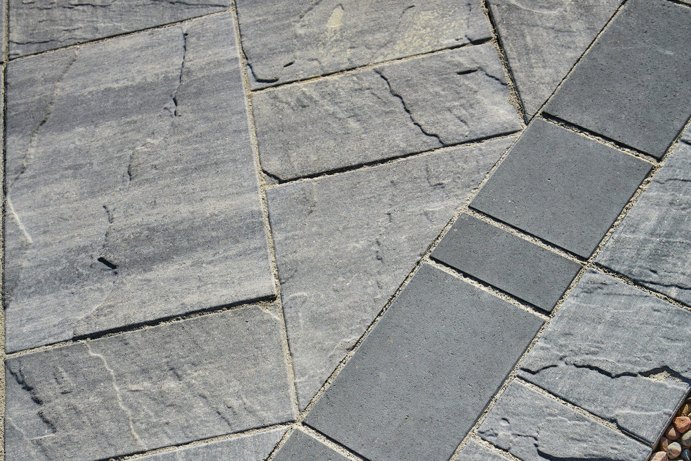 Grand Vantage with a double border. inside border in Discover Pavers Reflection and outside border in Vantage Pavers Majestic