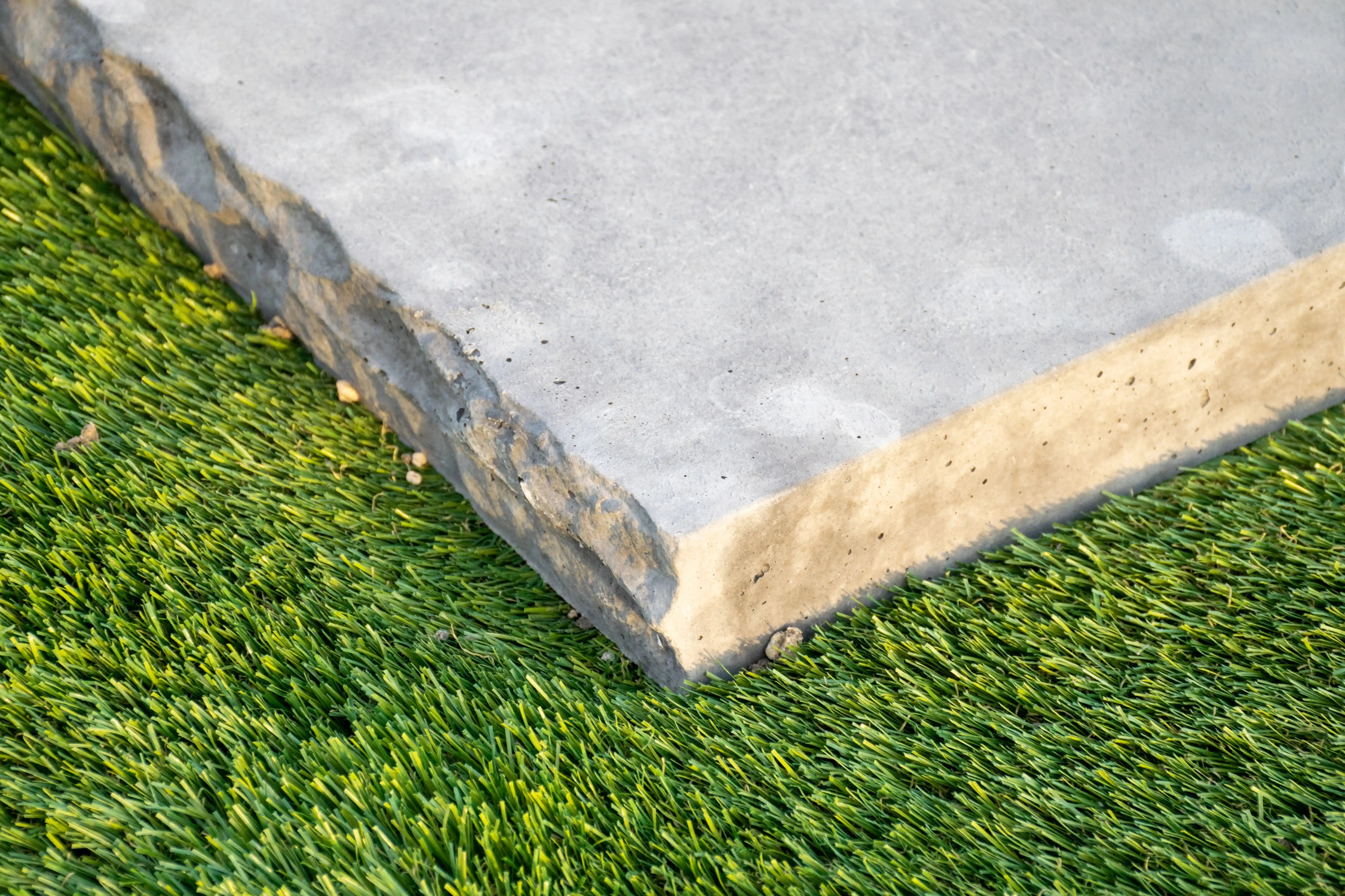 Close up of Empire's Wall Cap edge in Smoky Grey