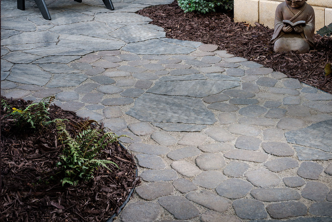 Walkway with a cobble paver design